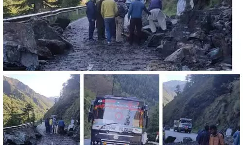 सांसद एर. राशिद ने निभाया वादा, जीडीसी उरी को सौंपी बस सांसद एर. राशिद ने निभाया वादा, जीडीसी उरी को सौंपी बस