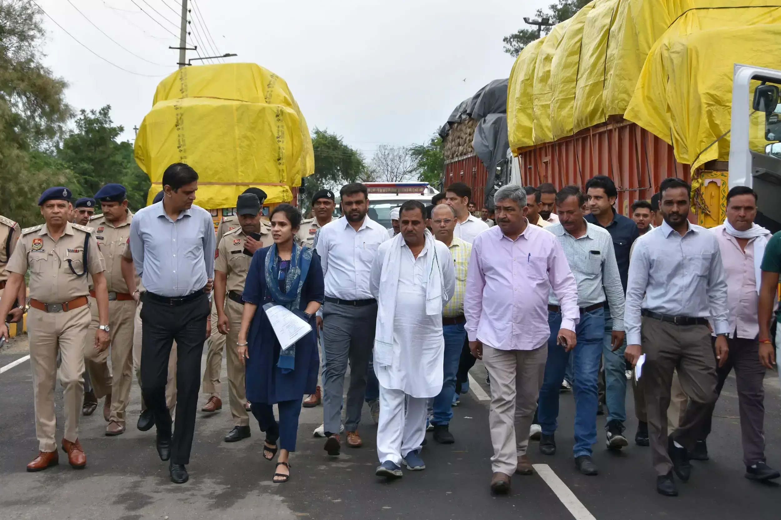 मंडी में खरीद और उठान न होने से किसान परेशान, व्यवस्था पर सवाल