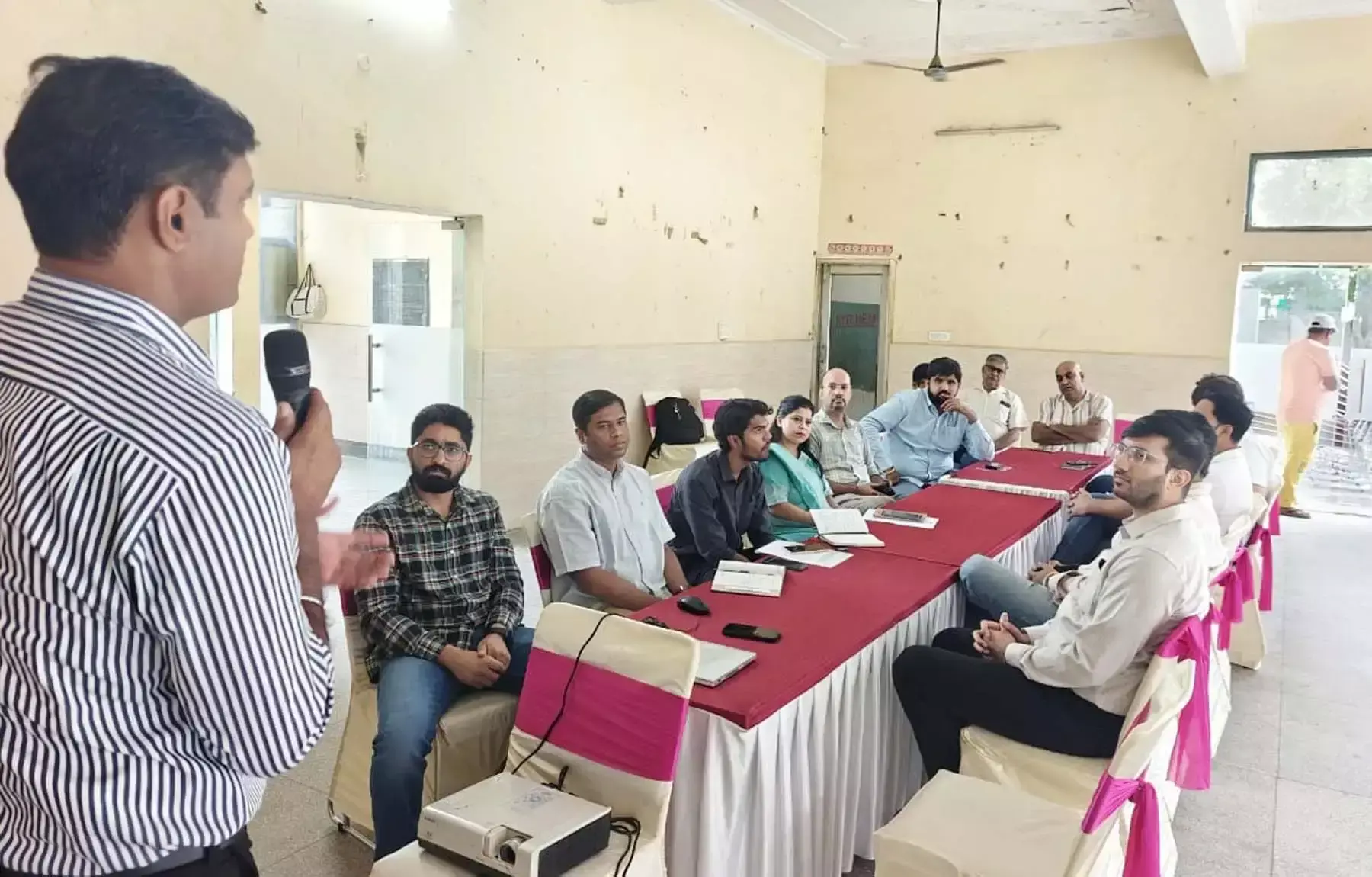 नगर निगम के जेई व ठेकेदारों को प्रदूषण नियंत्रण की जानकारी दी