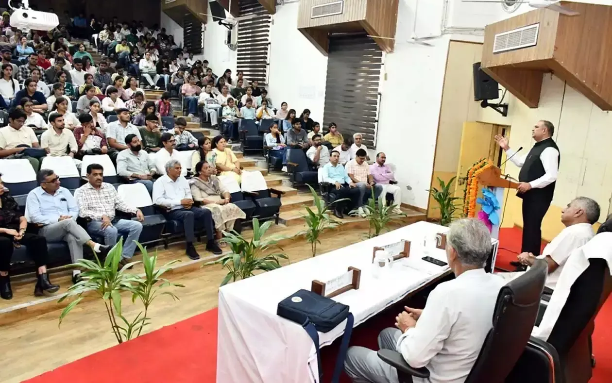 विद्यार्थियों में अनुशासन और सेवा भावना विकसित करना आवश्यक : प्रो. बीआर कम्बोज