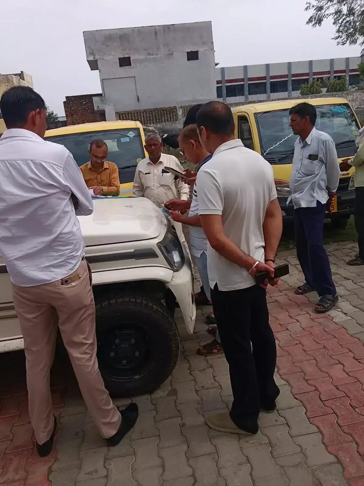 छह स्कूल बसें जांच के दायरे में, चार हजार रुपये का जुर्माना