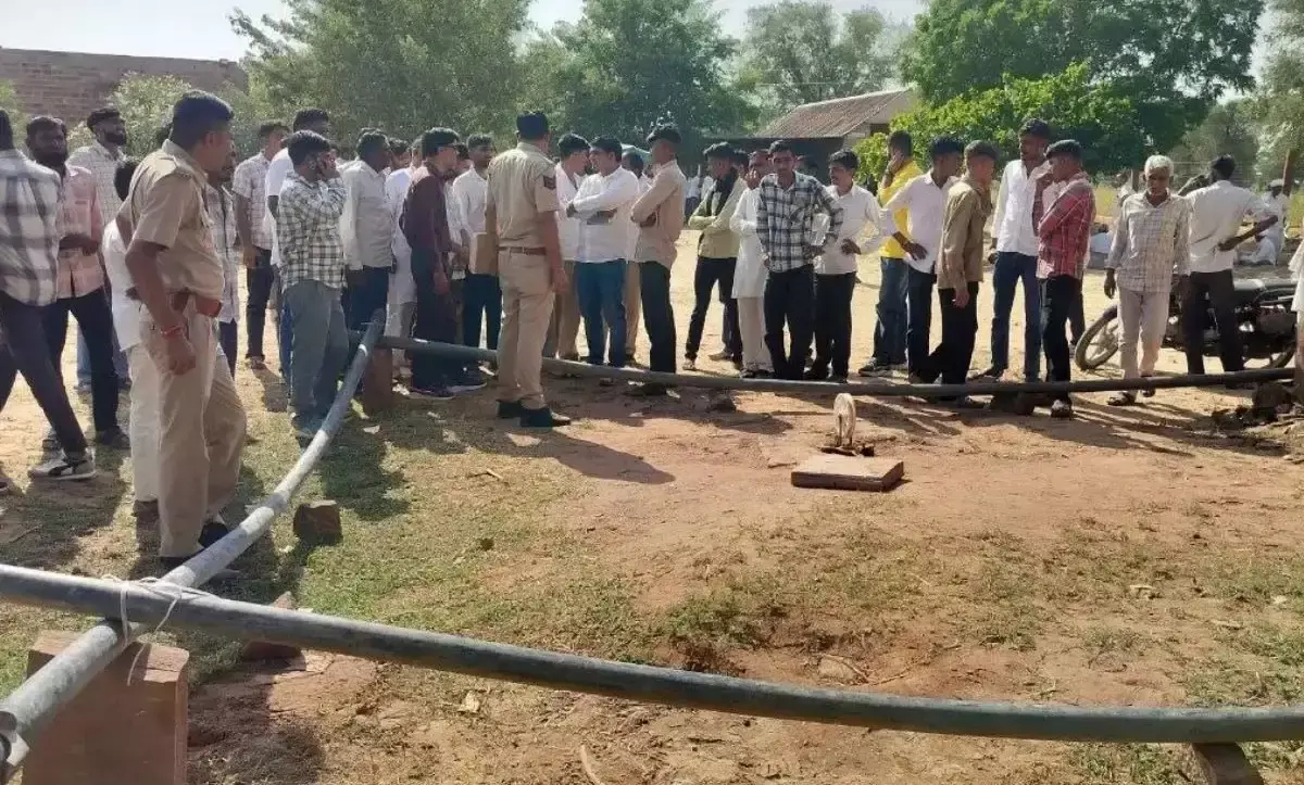नौ वर्षीय बालक बोरवेल में फंसा, सुरक्षित निकालने की कोशिश जारी नौ वर्षीय बालक बोरवेल में फंसा, सुरक्षित निकालने की कोशिश जारी