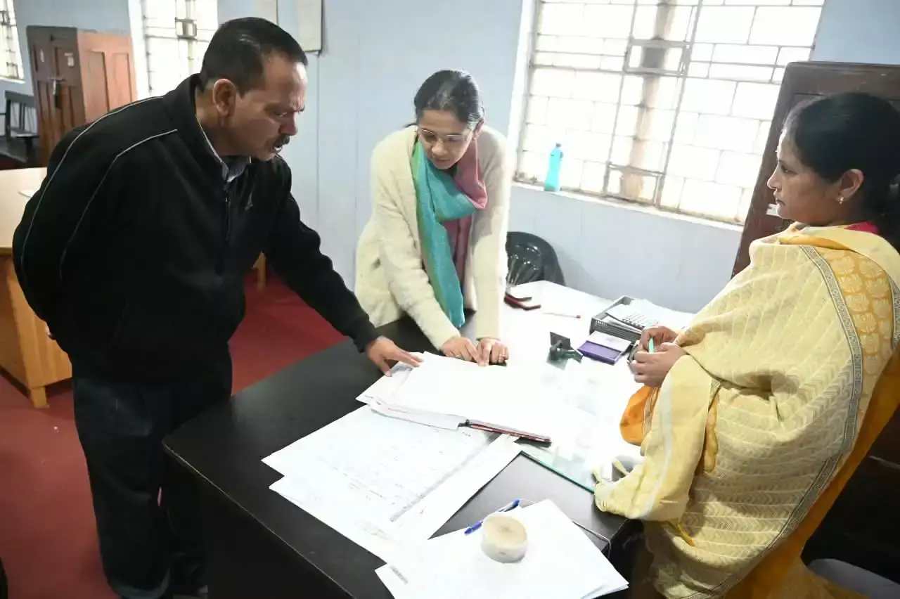प्रशासनिक लापरवाही पर सख्ती, अधिकारी का वेतन रोका
