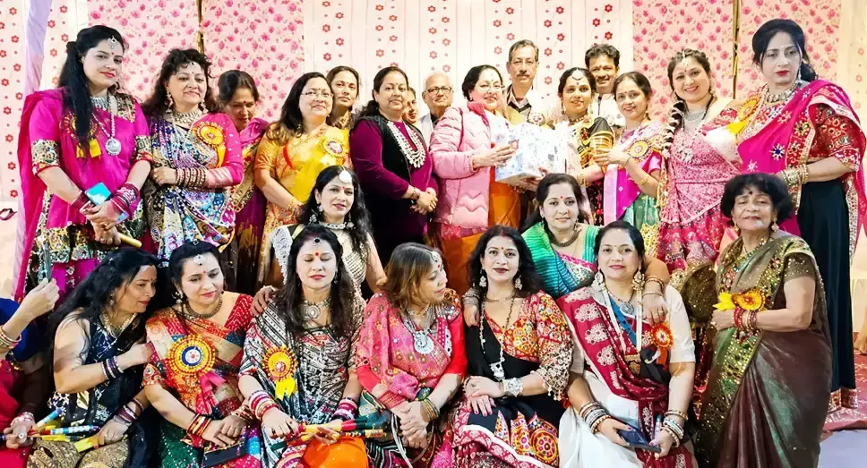 हल्द्वानी की मेनका व्यास के सिर सजा डांडिया क्वीन का ताज