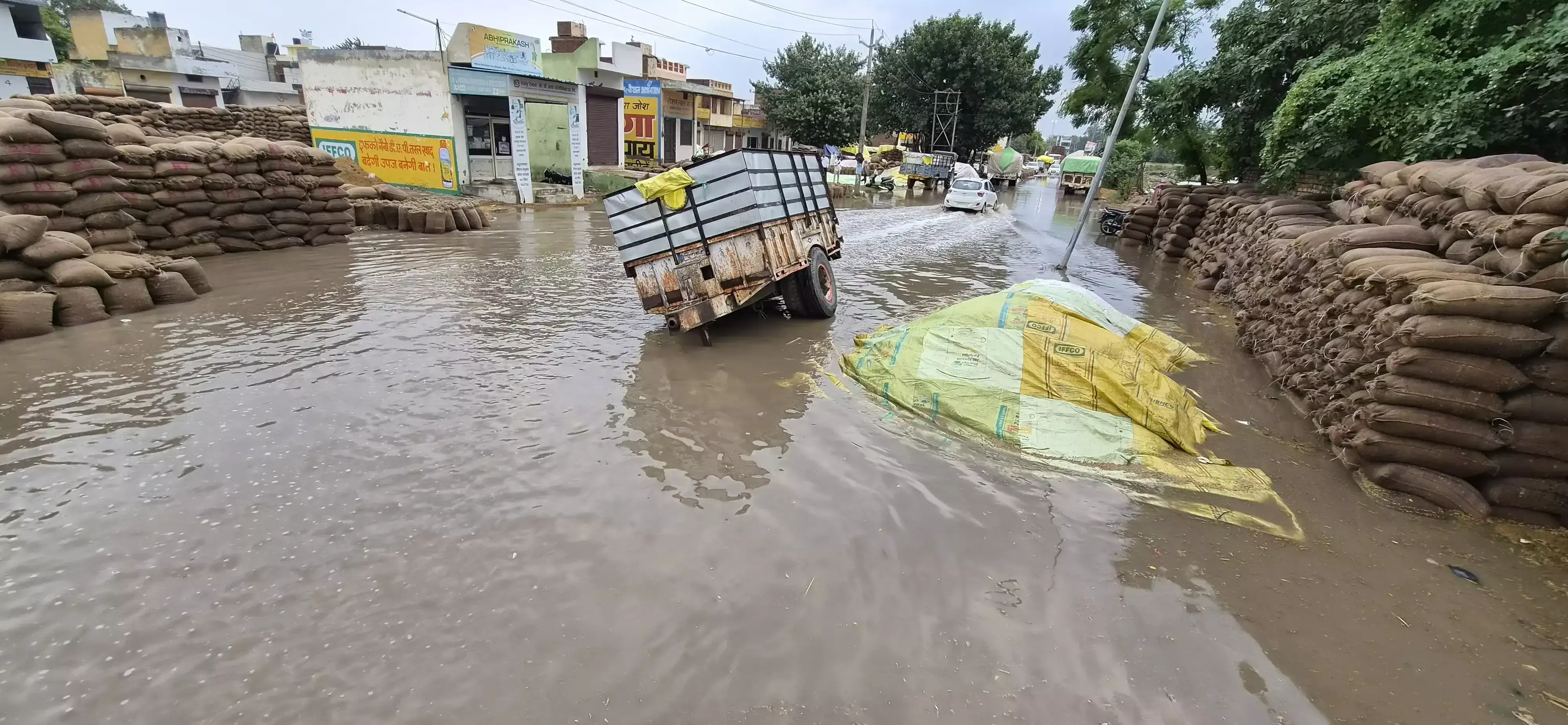 खुले में रखे धान पर बरसी आफत, बारिश से लाखों क्विंटल उपज भीगी खुले में रखे धान पर बरसी आफत, बारिश से लाखों क्विंटल उपज भीगी