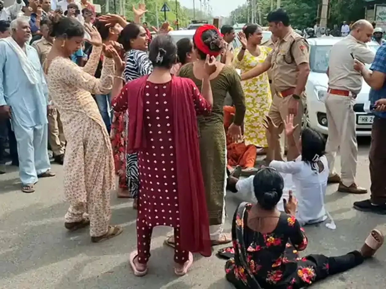 अनाज मंडी के बाहर विवाद के बाद किन्नरों का सड़क पर प्रदर्शन