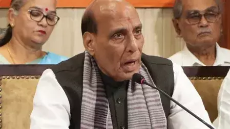 राहुल गांधी और इंदिरा पर भड़के राजनाथ सिंह, संविधान और लोकतंत्र पर घेरा
