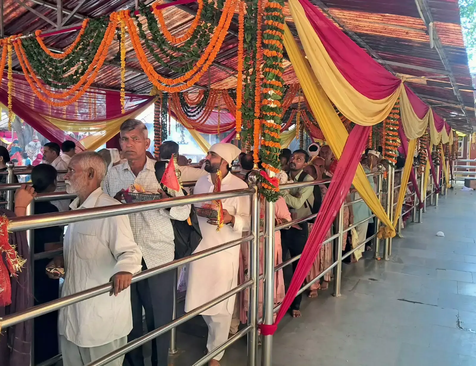 पांचवें नवरात्र पर बालासुंदरी मंदिर में श्रद्धालुओं का तांता
