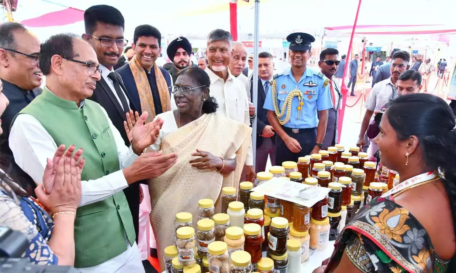 Andhra: महिलाओं को करोड़पति दीदी बनने की आकांक्षा रखनी चाहिए