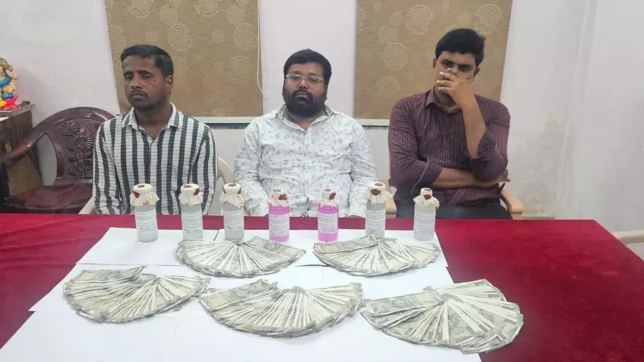 Telangana: तीन सरकारी अधिकारी रिश्वत लेते हुए पकड़े गए Telangana: तीन सरकारी अधिकारी रिश्वत लेते हुए पकड़े गए