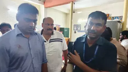 अन्नामय्या में हिंसा: YSRCP सांसद मिथुन रेड्डी के काफिले पर हमला अन्नामय्या में हिंसा: YSRCP सांसद मिथुन रेड्डी के काफिले पर हमला