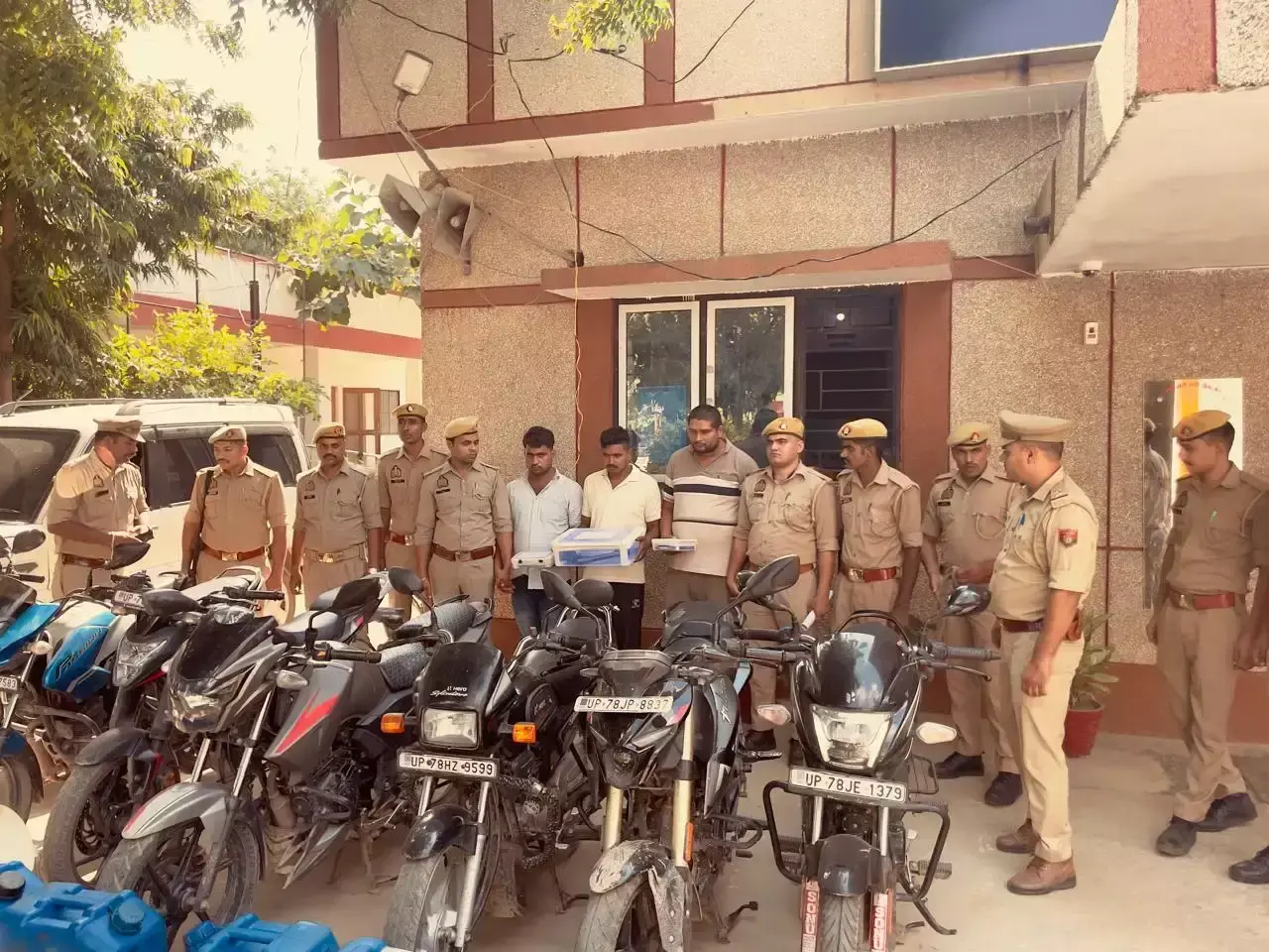 हाईवे पर डीजल चोरी करने वाले गिरोह पर पुलिस का शिकंजा हाईवे पर डीजल चोरी करने वाले गिरोह पर पुलिस का शिकंजा