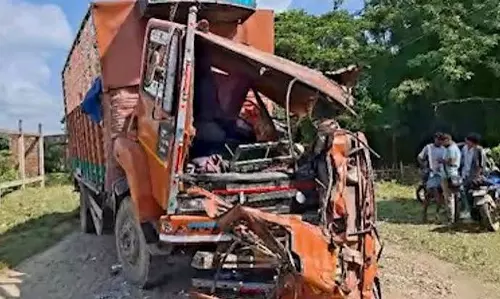 धोलाई-लैलापुर मार्ग पर भीषण दुर्घटना, डंपर की टक्कर से पिचका वाहन