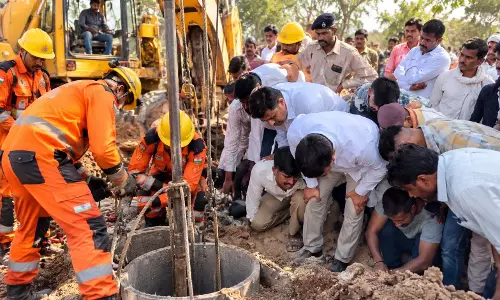 बोरवेल हादसा: 600 फीट गहराई में फंसा 9 साल का बच्चा, 22 घंटे से रेस्क्यू जारी