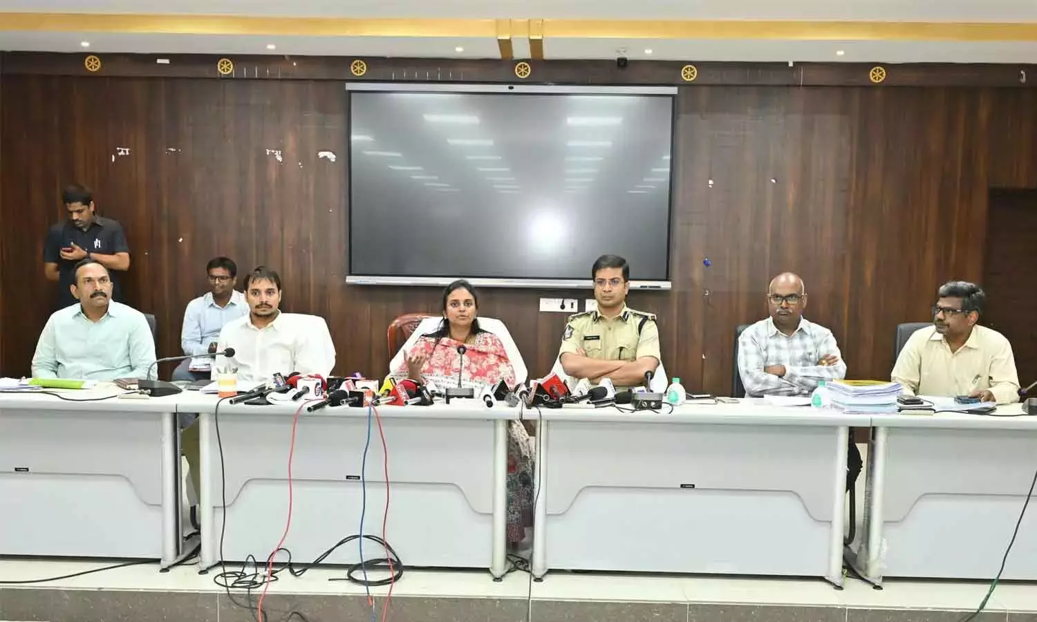 जिले के शीर्ष अधिकारियों ने मान्यम में स्वतंत्र, निष्पक्ष और शांतिपूर्ण मतदान का आश्वासन दिया जिले के शीर्ष अधिकारियों ने मान्यम में स्वतंत्र, निष्पक्ष और शांतिपूर्ण मतदान का आश्वासन दिया