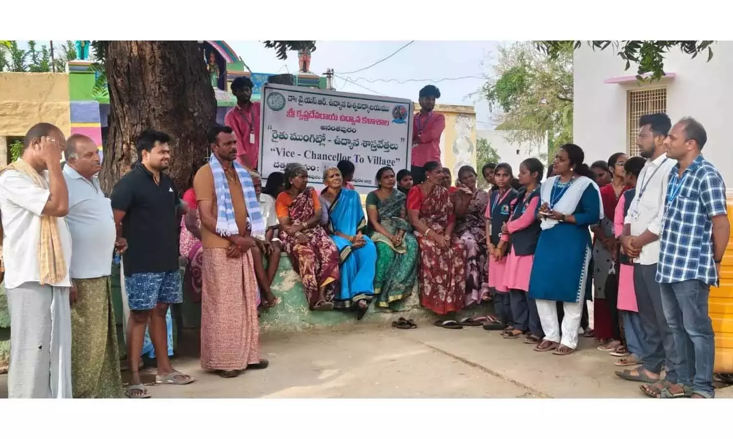 Andhra: बागवानी वैज्ञानिकों ने मुनिबंदपल्ली के किसानों से मुलाकात की Andhra: बागवानी वैज्ञानिकों ने मुनिबंदपल्ली के किसानों से मुलाकात की