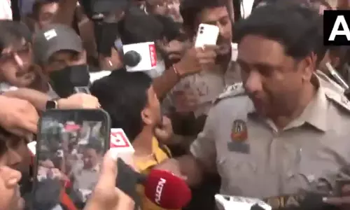 CJP वाले अभिजीत दिपके को पुलिस ने हिरासत में लिया, समर्थकों की नारेबाजी CJP वाले अभिजीत दिपके को पुलिस ने हिरासत में लिया, समर्थकों की नारेबाजी