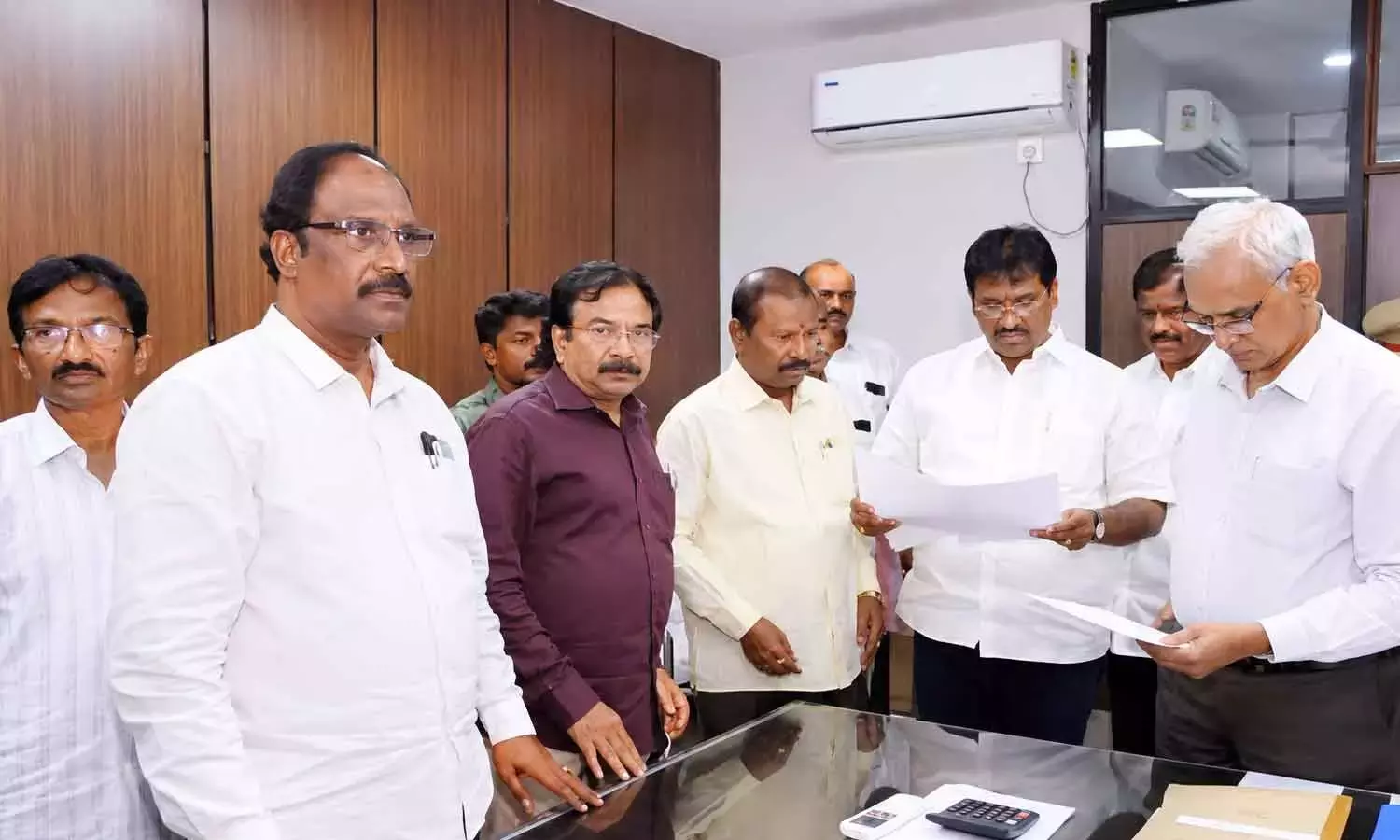 Andhra: आरटीसी कर्मचारी 1,450 इलेक्ट्रिक बसों के टेंडर रद्द करने की मांग कर रहे हैं Andhra: आरटीसी कर्मचारी 1,450 इलेक्ट्रिक बसों के टेंडर रद्द करने की मांग कर रहे हैं