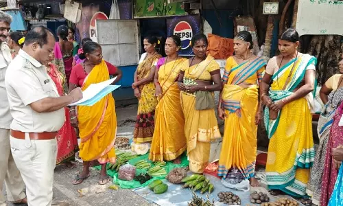 गांधी मार्केट में विरोध के बाद स्ट्रीट वेंडर्स का MMC सर्वे शुरू गांधी मार्केट में विरोध के बाद स्ट्रीट वेंडर्स का MMC सर्वे शुरू