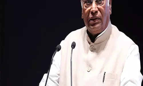 परिसीमन पर फिर गरमाई सियासत, खड़गे ने PM मोदी को लिखी चौथी चिट्ठी परिसीमन पर फिर गरमाई सियासत, खड़गे ने PM मोदी को लिखी चौथी चिट्ठी