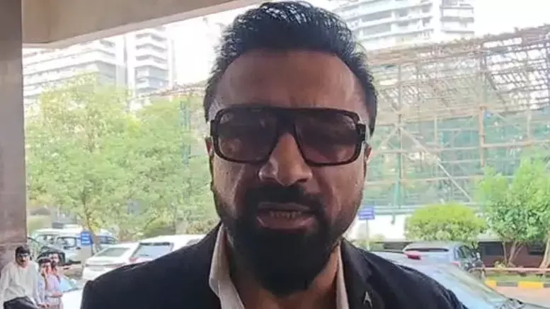 इमरान खान के भारत छोड़ने पर विवाद, एजाज खान का बड़ा बयान