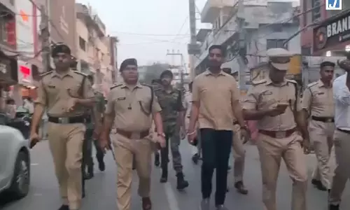 नवरात्रि से पहले मोतिहारी में पुलिस का फ्लैग मार्च, DM-SP समेत अधिकारी सड़कों पर उतरे