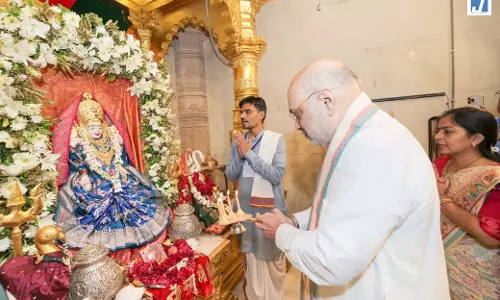 गुजरात में केंद्रीय मंत्री अमित शाह ने किए माता रानी के दर्शन