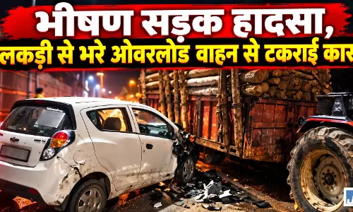 भीषण सड़क हादसा, लकड़ी से भरे ओवरलोड वाहन से टकराई कार
