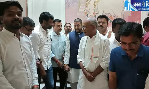 दिग्विजय की गायत्री राजे पवार से मुलाकात, चर्चा तेज