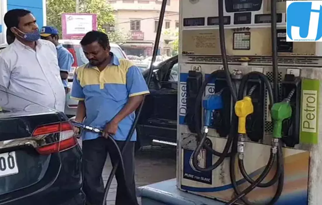 पेट्रोल पर टैक्स 5 गुना बढ़ा, डीजल पर ₹7.50 की कटौती; क्या आम लोगों को मिलेगी राहत? जानिए सरकार का फैसला पेट्रोल पर टैक्स 5 गुना बढ़ा, डीजल पर ₹7.50 की कटौती; क्या आम लोगों को मिलेगी राहत? जानिए सरकार का फैसला