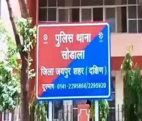 मेट्रो पिलर पर युवक को देख जुटी भीड़, दमकल ने संभाला मोर्चा मेट्रो पिलर पर युवक को देख जुटी भीड़, दमकल ने संभाला मोर्चा