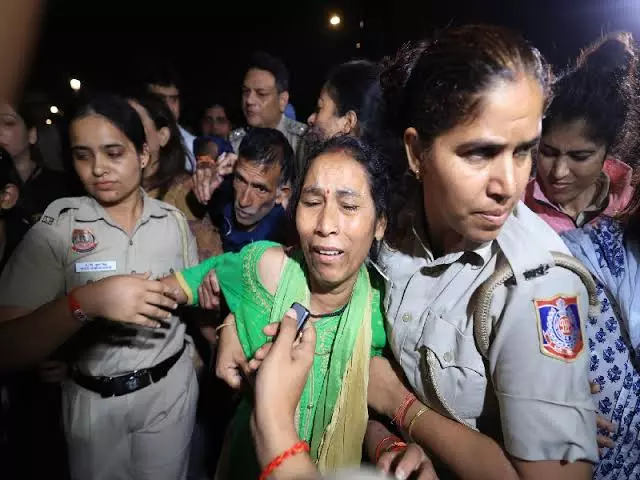 अंकिता प्रकरण पर उत्तराखंड में भाजपा-कांग्रेस आमने-सामने अंकिता प्रकरण पर उत्तराखंड में भाजपा-कांग्रेस आमने-सामने