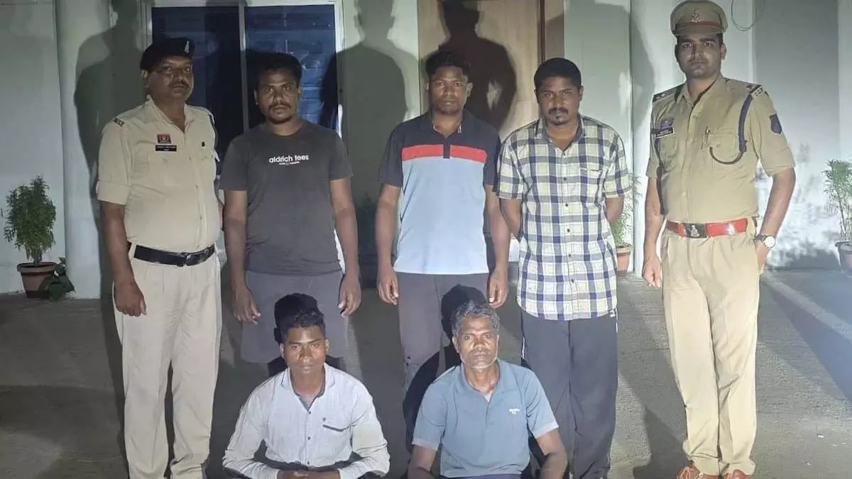 कांकेर में लाल सलाम पर्चे का बड़ा खुलासा, 5 आरोपी गिरफ्तार कांकेर में लाल सलाम पर्चे का बड़ा खुलासा, 5 आरोपी गिरफ्तार