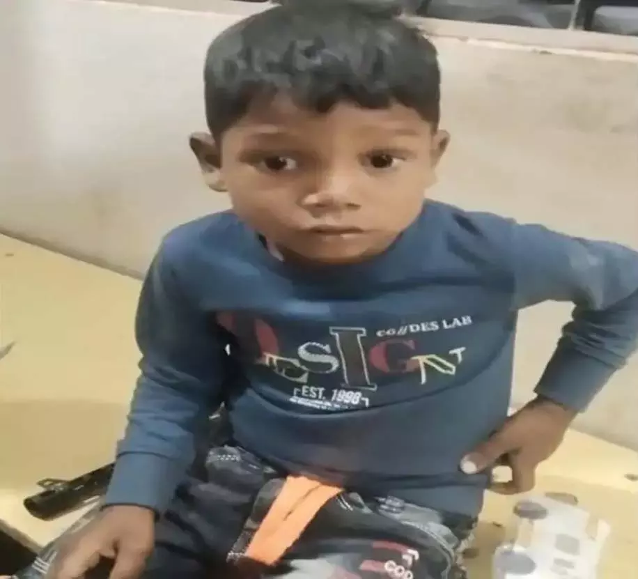 बाजार में पिता से बिछड़ा 5 साल का मासूम, दो घंटे बाद पुलिस बनी सहारा बाजार में पिता से बिछड़ा 5 साल का मासूम, दो घंटे बाद पुलिस बनी सहारा