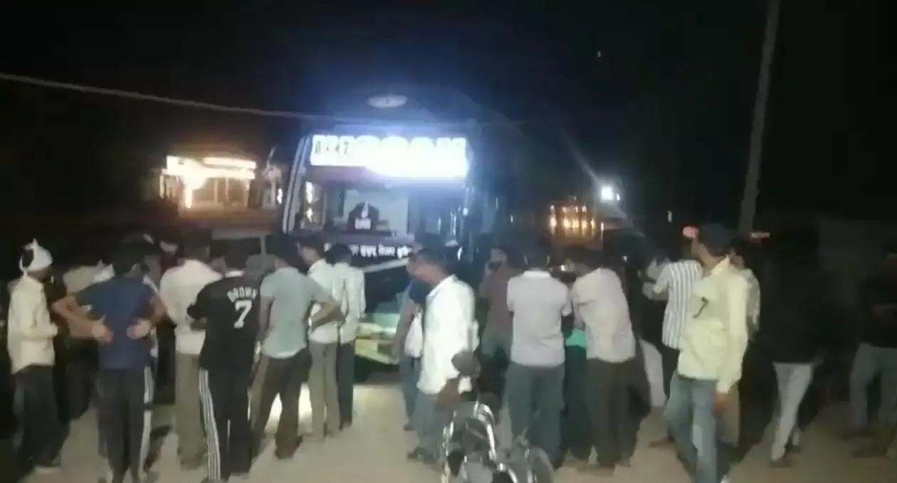 बस की टक्कर से मां-बेटी समेत तीन की दर्दनाक मौत, बाइक दूर तक घसीटी बस की टक्कर से मां-बेटी समेत तीन की दर्दनाक मौत, बाइक दूर तक घसीटी