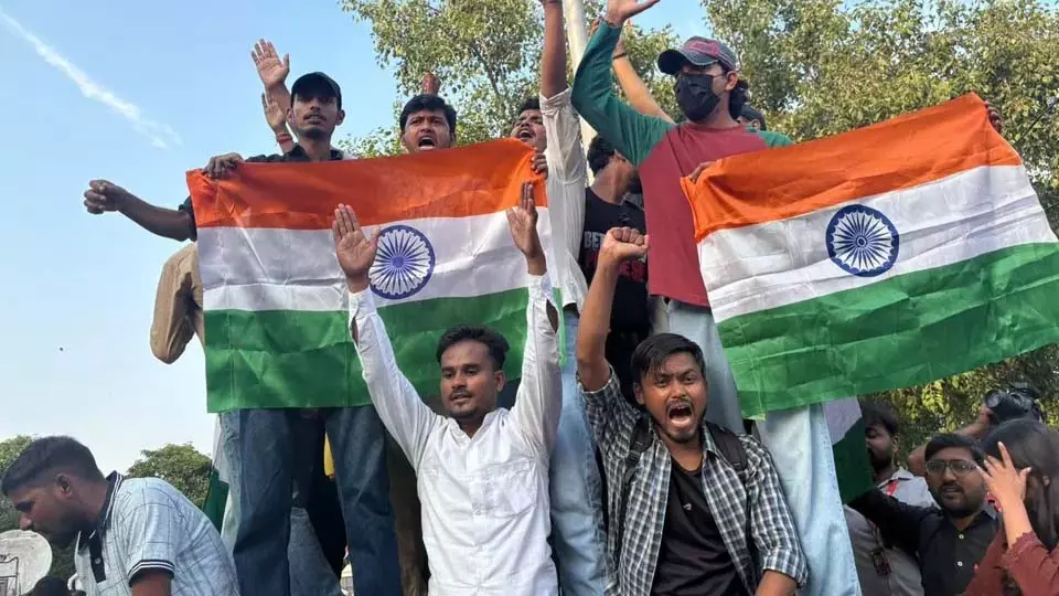 CJP का तिरंगा मार्च: पहुंचने लगे प्रदर्शनकारी, भारी सुरक्षाबल तैनात CJP का तिरंगा मार्च: पहुंचने लगे प्रदर्शनकारी, भारी सुरक्षाबल तैनात