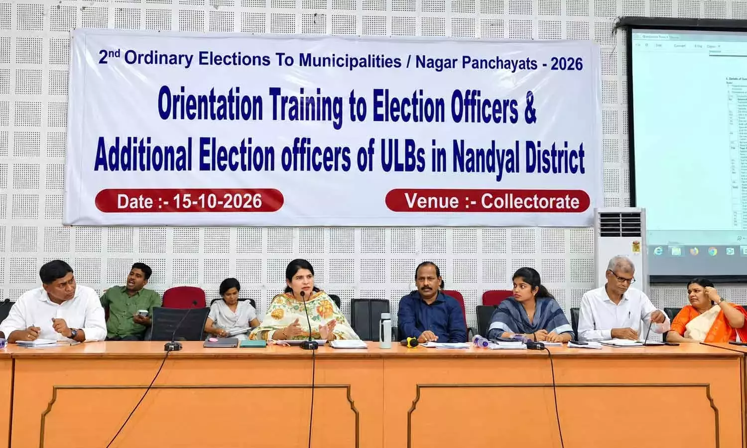कलेक्टर ने यूएलबी चुनावों के लिए एसईसी दिशानिर्देशों का कड़ाई से अनुपालन करने का आदेश दिया कलेक्टर ने यूएलबी चुनावों के लिए एसईसी दिशानिर्देशों का कड़ाई से अनुपालन करने का आदेश दिया