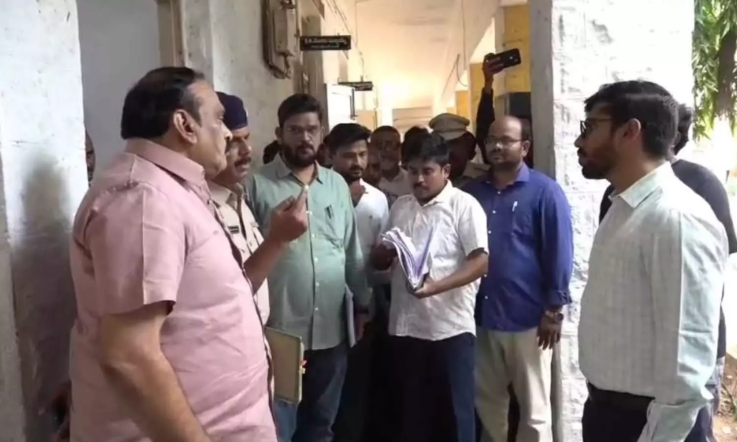 Andhra: कलेक्टर ने अनंतपुर नामांकन केंद्रों का निरीक्षण किया Andhra: कलेक्टर ने अनंतपुर नामांकन केंद्रों का निरीक्षण किया