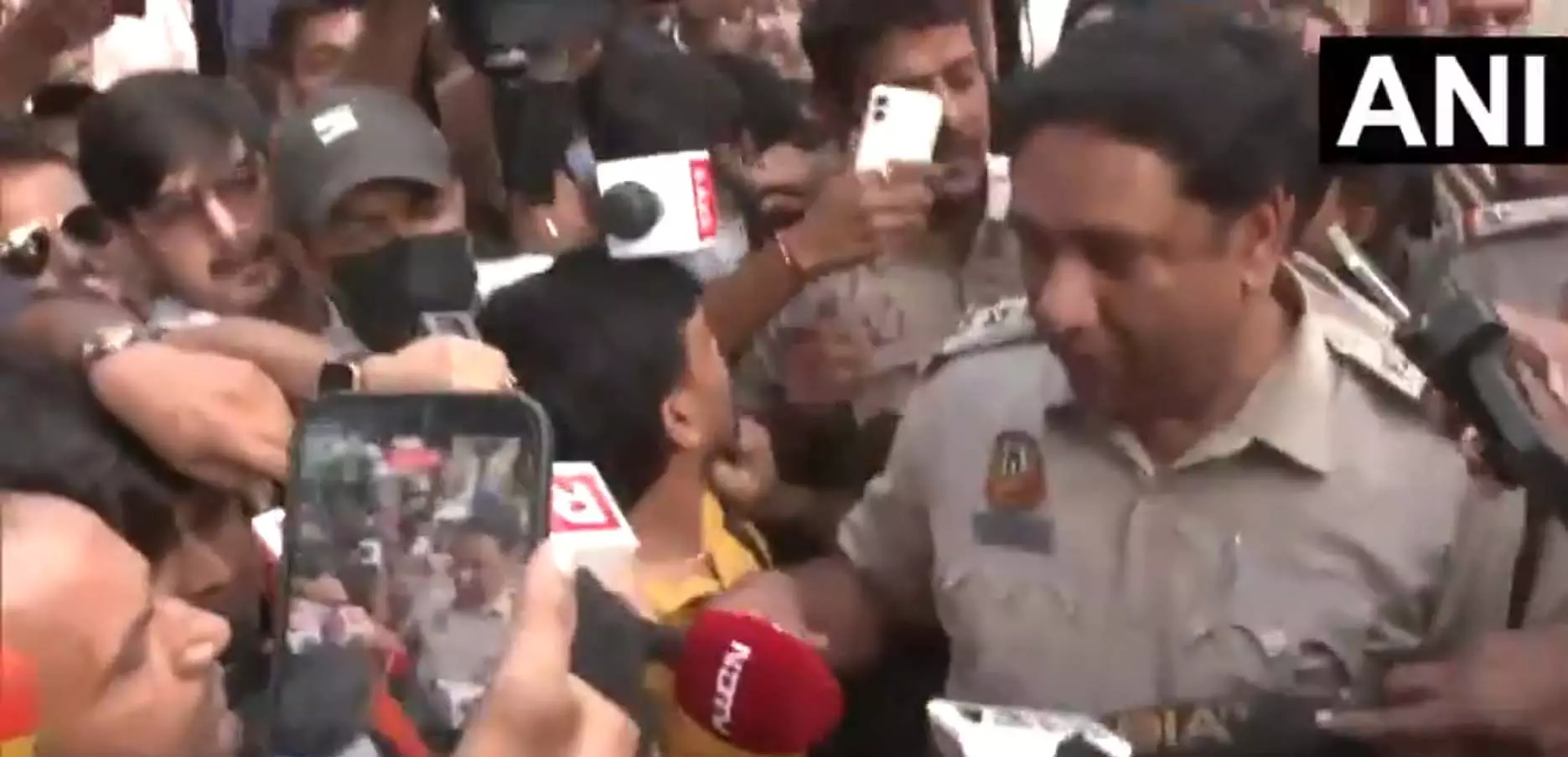 CJP वाले अभिजीत दिपके को पुलिस ने हिरासत में लिया, समर्थकों की नारेबाजी CJP वाले अभिजीत दिपके को पुलिस ने हिरासत में लिया, समर्थकों की नारेबाजी