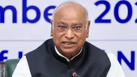 खरगे ने PM मोदी को लिखा पत्र, सर्वदलीय बैठक की मांग खरगे ने PM मोदी को लिखा पत्र, सर्वदलीय बैठक की मांग