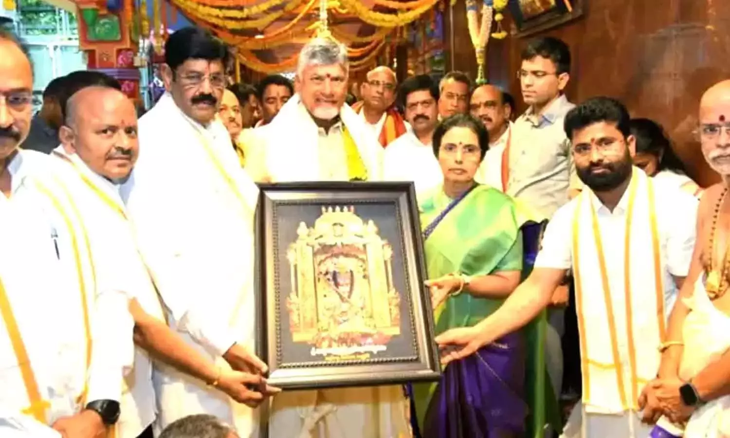 Andhra: देवी दुर्गा सरस्वती देवी के रूप में प्रकट होती हैं, मुख्यमंत्री आज रेशम का वस्त्र भेंट करेंगे Andhra: देवी दुर्गा सरस्वती देवी के रूप में प्रकट होती हैं, मुख्यमंत्री आज रेशम का वस्त्र भेंट करेंगे