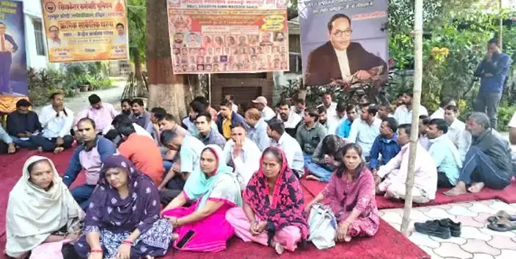 शिक्षणेत्तर कर्मचारियों ने मांगों को लेकर शुरू किया आंदोलन शिक्षणेत्तर कर्मचारियों ने मांगों को लेकर शुरू किया आंदोलन