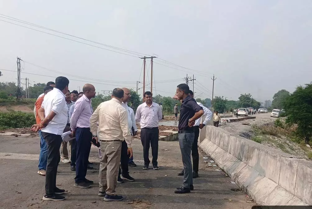 लोक निर्माण विभाग के सचिव ने सड़कों-पुलों के कार्यों का किया निरीक्षण लोक निर्माण विभाग के सचिव ने सड़कों-पुलों के कार्यों का किया निरीक्षण