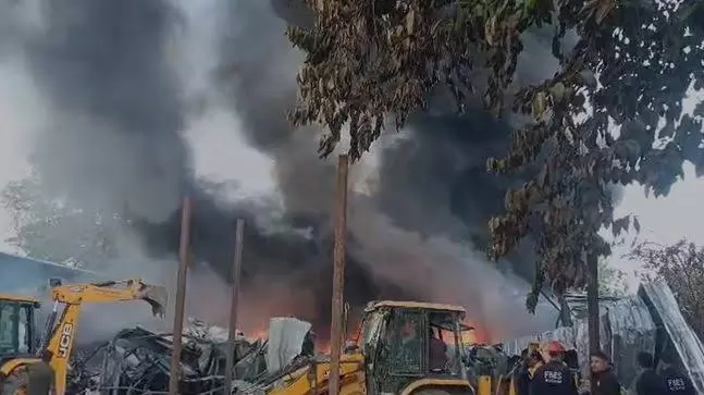 नागांव इस्लामपट्टी में ऑयल गोदाम में आग, करोड़ों का नुकसान नागांव इस्लामपट्टी में ऑयल गोदाम में आग, करोड़ों का नुकसान