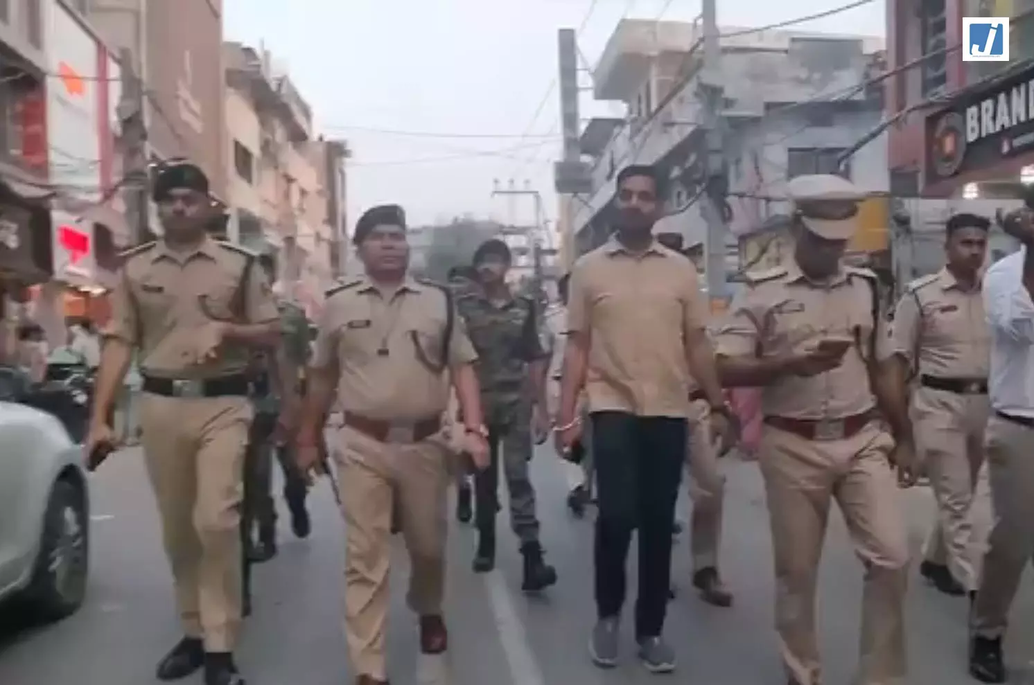 नवरात्रि से पहले मोतिहारी में पुलिस का फ्लैग मार्च, DM-SP समेत अधिकारी सड़कों पर उतरे नवरात्रि से पहले मोतिहारी में पुलिस का फ्लैग मार्च, DM-SP समेत अधिकारी सड़कों पर उतरे
