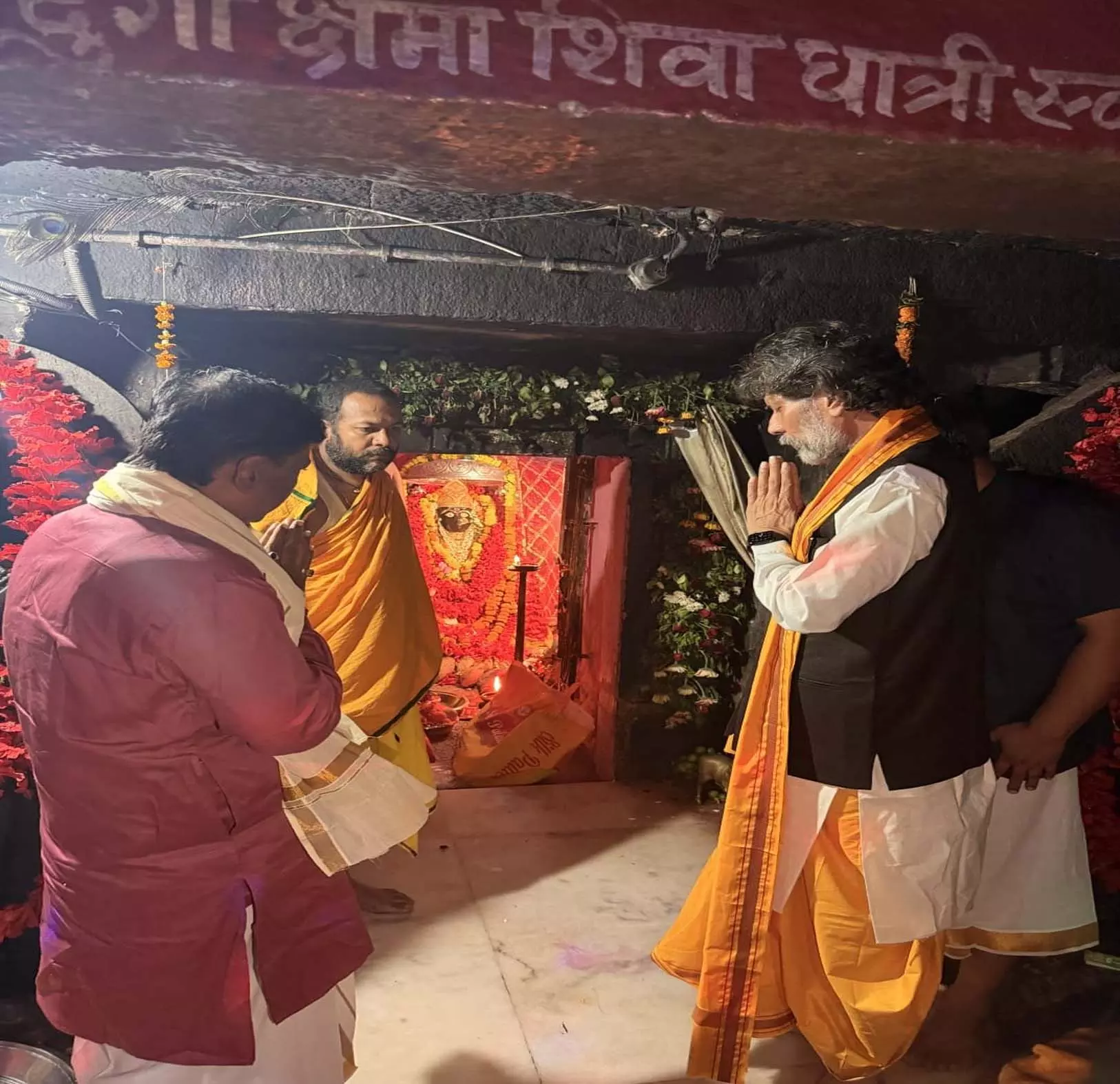 स्वस्थ होकर बस्तर लौटे किरण सिंह देव, मां दंतेश्वरी का लिया आशीर्वाद स्वस्थ होकर बस्तर लौटे किरण सिंह देव, मां दंतेश्वरी का लिया आशीर्वाद