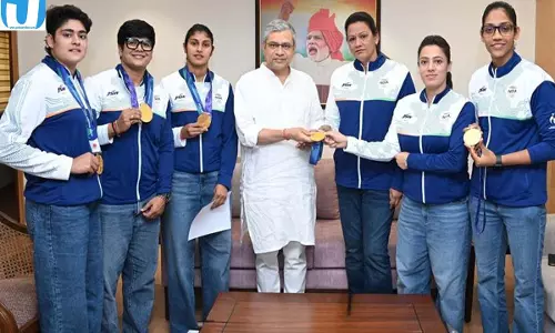 एशियन गेम्स में गोल्ड जीतने वाली भारत की बेटियों से मिले अश्विनी वैष्णव, रेल भवन में हुआ सम्मान एशियन गेम्स में गोल्ड जीतने वाली भारत की बेटियों से मिले अश्विनी वैष्णव, रेल भवन में हुआ सम्मान