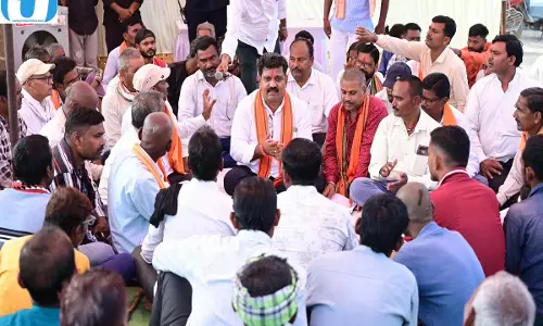 एक शिकायत पर एक्शन में आए डिप्टी CM, जमीन पर बैठकर सुनी ग्रामीणों की समस्या, सड़क उखाड़कर दोबारा बनाने के निर्देश एक शिकायत पर एक्शन में आए डिप्टी CM, जमीन पर बैठकर सुनी ग्रामीणों की समस्या, सड़क उखाड़कर दोबारा बनाने के निर्देश