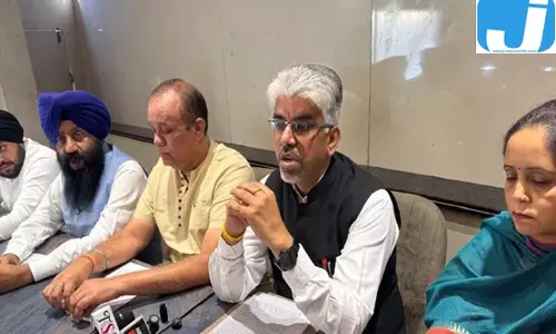 सरपंच पत्नी के निलंबन पर भड़के बार प्रधान, मंत्री पर राजनीतिक दबाव का आरोप सरपंच पत्नी के निलंबन पर भड़के बार प्रधान, मंत्री पर राजनीतिक दबाव का आरोप