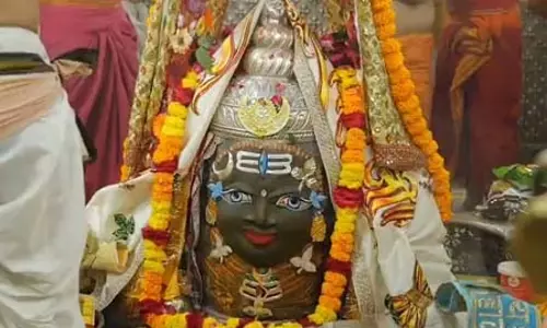 फलों और मिष्ठान का लगाया गया भोग, बेल पत्र और रुद्राक्ष की माला से सजे बाबा महाकाल